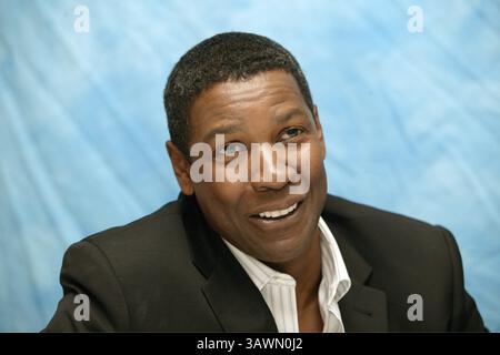 16 avril 2004 - Hollywood, Californie, États-Unis - Denzel Washington promeut Man on Fire Denzel Hayes Washington, Jr (né le 28 décembre 1954) est un acteur, réalisateur et producteur américain. Il a reçu trois Golden Globe Awards, un Tony Award et deux Academy Awards : meilleur acteur dans un second rôle pour le film dramatique de guerre historique Glory (1989) et meilleur acteur pour son rôle de flic corrompu dans le thriller crime Training Day (2001). Washington a reçu beaucoup d'éloges de la critique pour son travail cinématographique depuis les années 1980, y compris ses portraits de personnalités de la vie réelle telles que l'anti-apartheid sud-africain Banque D'Images