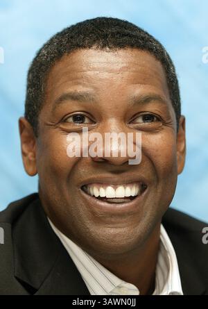 16 avril 2004 - Hollywood, Californie, États-Unis - Denzel Washington promeut Man on Fire Denzel Hayes Washington, Jr (né le 28 décembre 1954) est un acteur, réalisateur et producteur américain. Il a reçu trois Golden Globe Awards, un Tony Award et deux Academy Awards : meilleur acteur dans un second rôle pour le film dramatique de guerre historique Glory (1989) et meilleur acteur pour son rôle de flic corrompu dans le thriller crime Training Day (2001). Washington a reçu beaucoup d'éloges de la critique pour son travail cinématographique depuis les années 1980, y compris ses portraits de personnalités de la vie réelle telles que l'anti-apartheid sud-africain Banque D'Images
