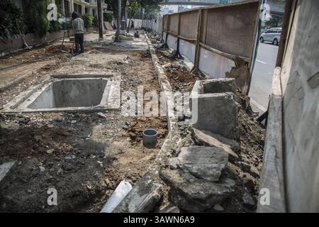 7 août 2016 - Jakarta Central, Jakarta, Indonésie - Jakarta, Indonésie, 07 août 2016 : Jakarta Government Buiild Road for piétons. Mauvais état des installations pour piétons à Jakarta hautement reconnu par le gouvernement de Jakarta, ils ont donc commencé à améliorer l'installation. (Crédit image : © Donal Husni via ZUMA Wire) Banque D'Images