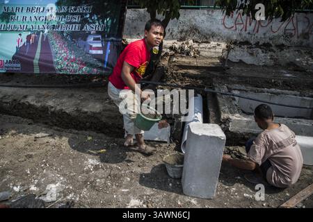 7 août 2016 - Jakarta Central, Jakarta, Indonésie - Jakarta, Indonésie, 07 août 2016 : Jakarta Government Buiild Road for piétons. Mauvais état des installations pour piétons à Jakarta hautement reconnu par le gouvernement de Jakarta, ils ont donc commencé à améliorer l'installation. (Crédit image : © Donal Husni via ZUMA Wire) Banque D'Images