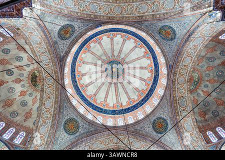 Vue intérieure du magnifique dôme de la Mosquée bleue (Sultanahmet Camii), avec des tuiles d'Iznik et des détails architecturaux de l'époque ottomane, Istanbul, Turquie Banque D'Images