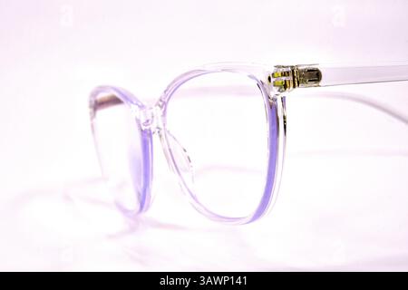 Vue rapprochée du côté d'une paire de lunettes pour femme avec une monture violette transparente. Personne. Banque D'Images