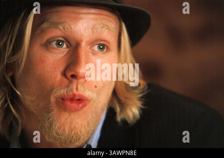 6 décembre 2002 - Hollywood, Californie, États-Unis - CHARLIE HUNNAM fait la promotion de Nicholas Nickleby. Charles Matthew Hunnam Charles Matthew Hunnam (né le 10 avril 1980) est un acteur anglais. Il est connu pour ses rôles de Jackson 'Jax' Teller dans la série FX sons of Anarchy (2008-2000), Nathan Maloney dans le drama Channel 4 Queer as Folk (1999-14), Lloyd Haythe dans la série comique Fox Undéclaré (2001-02), le rôle-titre dans Nicholas Nickleby (2002), Pete Dunham dans Green Street (2005), et Raleigh Becket dans Pacific Rim (2013), Crimson Peak (2015), The Lost of the King 2016, The Legillon de la légende de la ville perdue (2017 () Banque D'Images