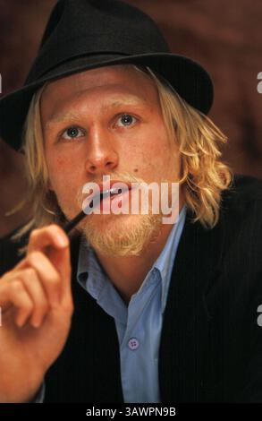 6 décembre 2002 - Hollywood, Californie, États-Unis - CHARLIE HUNNAM fait la promotion de Nicholas Nickleby. Charles Matthew Hunnam Charles Matthew Hunnam (né le 10 avril 1980) est un acteur anglais. Il est connu pour ses rôles de Jackson 'Jax' Teller dans la série FX sons of Anarchy (2008-2000), Nathan Maloney dans le drama Channel 4 Queer as Folk (1999-14), Lloyd Haythe dans la série comique Fox Undéclaré (2001-02), le rôle-titre dans Nicholas Nickleby (2002), Pete Dunham dans Green Street (2005), et Raleigh Becket dans Pacific Rim (2013), Crimson Peak (2015), The Lost of the King 2016, The Legillon de la légende de la ville perdue (2017 () Banque D'Images