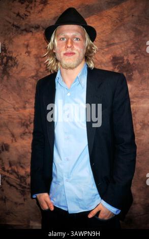 6 décembre 2002 - Hollywood, Californie, États-Unis - CHARLIE HUNNAM fait la promotion de Nicholas Nickleby. Charles Matthew Hunnam Charles Matthew Hunnam (né le 10 avril 1980) est un acteur anglais. Il est connu pour ses rôles de Jackson 'Jax' Teller dans la série FX sons of Anarchy (2008-2000), Nathan Maloney dans le drama Channel 4 Queer as Folk (1999-14), Lloyd Haythe dans la série comique Fox Undéclaré (2001-02), le rôle-titre dans Nicholas Nickleby (2002), Pete Dunham dans Green Street (2005), et Raleigh Becket dans Pacific Rim (2013), Crimson Peak (2015), The Lost of the King 2016, The Legillon de la légende de la ville perdue (2017 () Banque D'Images