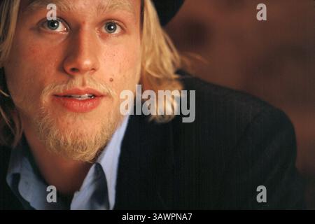 6 décembre 2002 - Hollywood, Californie, États-Unis - CHARLIE HUNNAM fait la promotion de Nicholas Nickleby. Charles Matthew Hunnam Charles Matthew Hunnam (né le 10 avril 1980) est un acteur anglais. Il est connu pour ses rôles de Jackson 'Jax' Teller dans la série FX sons of Anarchy (2008-2000), Nathan Maloney dans le drama Channel 4 Queer as Folk (1999-14), Lloyd Haythe dans la série comique Fox Undéclaré (2001-02), le rôle-titre dans Nicholas Nickleby (2002), Pete Dunham dans Green Street (2005), et Raleigh Becket dans Pacific Rim (2013), Crimson Peak (2015), The Lost of the King 2016, The Legillon de la légende de la ville perdue (2017 () Banque D'Images