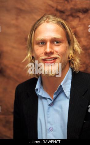 6 décembre 2002 - Hollywood, Californie, États-Unis - CHARLIE HUNNAM fait la promotion de Nicholas Nickleby. Charles Matthew Hunnam Charles Matthew Hunnam (né le 10 avril 1980) est un acteur anglais. Il est connu pour ses rôles de Jackson 'Jax' Teller dans la série FX sons of Anarchy (2008-2000), Nathan Maloney dans le drama Channel 4 Queer as Folk (1999-14), Lloyd Haythe dans la série comique Fox Undéclaré (2001-02), le rôle-titre dans Nicholas Nickleby (2002), Pete Dunham dans Green Street (2005), et Raleigh Becket dans Pacific Rim (2013), Crimson Peak (2015), The Lost of the King 2016, The Legillon de la légende de la ville perdue (2017 () Banque D'Images