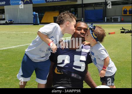 4 août 2016 - San Diego, Californie, États-Unis - San Diego Chargers Safety Darrell Stuckey (25) et sa famille pendant le camp d'entraînement des Chargers à San Diego Park à San Diego, Californie. (Crédit image : © Tom Walko/ZUMAPRESS.com) Banque D'Images
