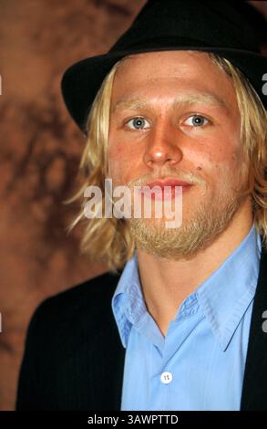 6 décembre 2002 - Hollywood, Californie, États-Unis - CHARLIE HUNNAM fait la promotion de Nicholas Nickleby. Charles Matthew Hunnam Charles Matthew Hunnam (né le 10 avril 1980) est un acteur anglais. Il est connu pour ses rôles de Jackson 'Jax' Teller dans la série FX sons of Anarchy (2008-2000), Nathan Maloney dans le drama Channel 4 Queer as Folk (1999-14), Lloyd Haythe dans la série comique Fox Undéclaré (2001-02), le rôle-titre dans Nicholas Nickleby (2002), Pete Dunham dans Green Street (2005), et Raleigh Becket dans Pacific Rim (2013), Crimson Peak (2015), The Lost of the King 2016, The Legillon de la légende de la ville perdue (2017 () Banque D'Images