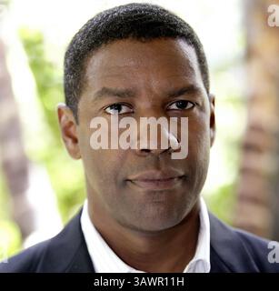 16 avril 2004 - Hollywood, Californie, États-Unis - Denzel Washington promeut Man on Fire Denzel Hayes Washington, Jr (né le 28 décembre 1954) est un acteur, réalisateur et producteur américain. Il a reçu trois Golden Globe Awards, un Tony Award et deux Academy Awards : meilleur acteur dans un second rôle pour le film dramatique de guerre historique Glory (1989) et meilleur acteur pour son rôle de flic corrompu dans le thriller crime Training Day (2001). Washington a reçu beaucoup d'éloges de la critique pour son travail cinématographique depuis les années 1980, y compris ses portraits de personnalités de la vie réelle telles que l'anti-apartheid sud-africain Banque D'Images