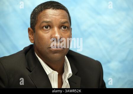 16 avril 2004 - Hollywood, Californie, États-Unis - Denzel Washington promeut Man on Fire Denzel Hayes Washington, Jr (né le 28 décembre 1954) est un acteur, réalisateur et producteur américain. Il a reçu trois Golden Globe Awards, un Tony Award et deux Academy Awards : meilleur acteur dans un second rôle pour le film dramatique de guerre historique Glory (1989) et meilleur acteur pour son rôle de flic corrompu dans le thriller crime Training Day (2001). Washington a reçu beaucoup d'éloges de la critique pour son travail cinématographique depuis les années 1980, y compris ses portraits de personnalités de la vie réelle telles que l'anti-apartheid sud-africain Banque D'Images