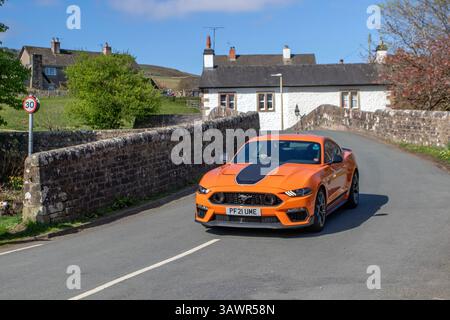2021 Orange Ford Mustang Mach 1 Ti-VCT 460 car Coupe essence 5038 cc, atmosphérique, V8 transmission : manuelle à 6 vitesses, propulsion arrière voiture de sport traversant Dunsop Bridge dans le creux de Bowland, Lancashire UK Banque D'Images