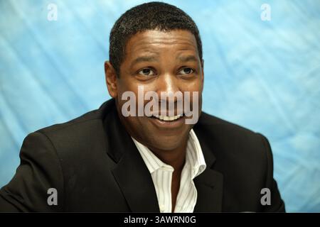16 avril 2004 - Hollywood, Californie, États-Unis - Denzel Washington promeut Man on Fire Denzel Hayes Washington, Jr (né le 28 décembre 1954) est un acteur, réalisateur et producteur américain. Il a reçu trois Golden Globe Awards, un Tony Award et deux Academy Awards : meilleur acteur dans un second rôle pour le film dramatique de guerre historique Glory (1989) et meilleur acteur pour son rôle de flic corrompu dans le thriller crime Training Day (2001). Washington a reçu beaucoup d'éloges de la critique pour son travail cinématographique depuis les années 1980, y compris ses portraits de personnalités de la vie réelle telles que l'anti-apartheid sud-africain Banque D'Images