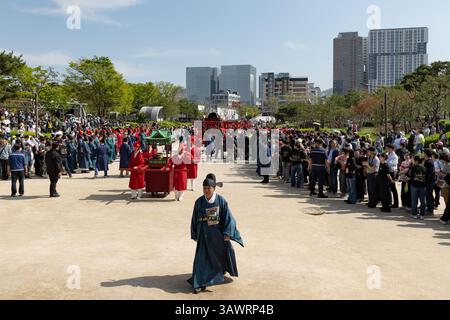 Séoul, Corée du Sud. 20 avril 2025. Les tablettes spirituelles des rois et des reines Joseon sont transportées vers la salle principale du sanctuaire Jongmyo dans une reconstitution rituelle royale dans le district de Jongno, Séoul, Corée du Sud, le 20 avril 2025. (Photo de Chris Jung/NurPhoto)0 crédit : NurPhoto SRL/Alamy Live News Banque D'Images
