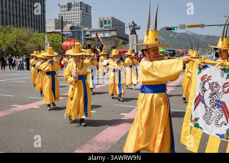 Séoul, Corée du Sud. 20 avril 2025. Les tablettes spirituelles des rois et des reines Joseon sont transportées vers la salle principale du sanctuaire Jongmyo dans une reconstitution rituelle royale dans le district de Jongno, Séoul, Corée du Sud, le 20 avril 2025. (Photo de Chris Jung/NurPhoto)0 crédit : NurPhoto SRL/Alamy Live News Banque D'Images