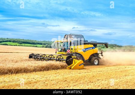 Moissonneuse-batteuse New Holland CR9080 récoltant du blé d'été dans la région sud-Touraine du centre de la France. Banque D'Images