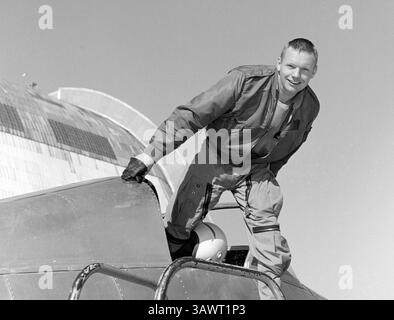 5 août 1955 - Moffett Field, Californie, États-Unis - NEIL ARMSTRONG dans le cockpit d'un avion Ames Bell X-14 au centre de recherche Ames de la NASA. Armstrong, le premier homme à marcher sur la lune, est né à Wapakoneta, Ohio, le 5 août 1930. Armstrong s’est joint au Comité consultatif national de l’aéronautique (NACA) en 1955. Sa première affectation a été au Centre de recherche Lewis de la NACA (maintenant NASA Glenn) à Cleveland. Au cours des 17 années suivantes, il a été ingénieur, pilote d'essai, astronaute et administrateur de la NACA et de l'agence qui lui a succédé, la National Aeronautics and Space Administration (NASA). (Crédit image : © Banque D'Images