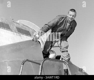 5 août 2016 - Wapakoneta, Ohio, États-Unis - NEIL ARMSTRONG est photographié dans le cockpit de l'avion Ames Bell X-14 au centre de recherche Ames de la NASA. Armstrong, le premier homme à marcher sur la lune, est né à Wapakoneta, Ohio, le 5 août 1930. Armstrong s’est joint au Comité consultatif national de l’aéronautique (NACA) en 1955. Sa première affectation a été au Centre de recherche Lewis de la NACA (maintenant NASA Glenn) à Cleveland. Au cours des 17 années suivantes, il a été ingénieur, pilote d'essai, astronaute et administrateur de la NACA et de l'agence qui lui a succédé, la National Aeronautics and Space Administration (NASA). Il l'était Banque D'Images