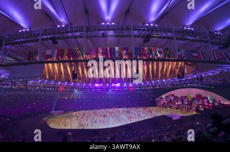5 août 2016 - Rio de Janeiro, BRA - des feux d'artifice explosent au-dessus du stade Maracana lors des cérémonies d'ouverture des Jeux Olympiques d'été le vendredi 5 août 2016, à Rio de Janeiro, Brésil. (Crédit image : © Mark Reis/TNS via ZUMA Wire) Banque D'Images