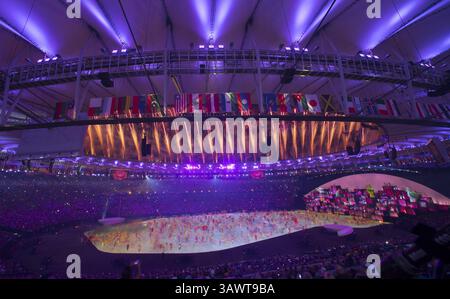 5 août 2016 - Rio de Janeiro, BRA - des feux d'artifice explosent au-dessus du stade Maracana lors des cérémonies d'ouverture des Jeux Olympiques d'été le vendredi 5 août 2016, à Rio de Janeiro, Brésil. (Crédit image : © Mark Reis/TNS via ZUMA Wire) Banque D'Images