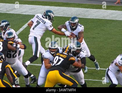18 août 2016 - Pittsburgh, Pennsylvanie, U. S - le quarterback des Philadelphia Eagles Sam Bradford (7) remet le ballon au Philadelphia Eagles en cours d'exécution Ryan Mathews (24) pendant le match. (Crédit image : © Brian Kunst via ZUMA Wire) Banque D'Images
