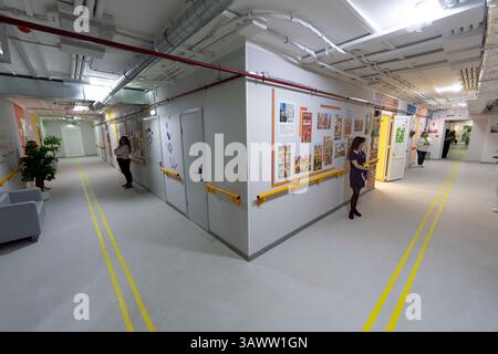 Kharkiv, Ukraine. 20 avril 2025. Couloirs de l'école souterraine nouvellement construite à Kharkiv. En raison des bombardements russes constants, plus de 70 % des écoles de Kharkiv ont été endommagées ou détruites. Les écoles souterraines offrent aux enfants et aux adolescents un espace sûr pour étudier en temps de guerre. Crédit : Andreas Stroh/Alamy Live News Banque D'Images