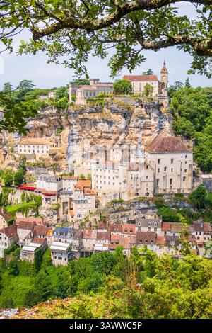 Rocamadour, village médiéval perché sur une falaise abrupte au-dessus de la vallée de l’Alzou, attire de nombreux pèlerins et touristes en France Banque D'Images
