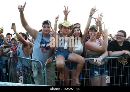 22 juillet 2016 - Twin Lakes, Wisconsin, États-Unis - les fans réagissent au Country Thunder Music Festival - jour 2. (Crédit image : © Debby Wong via ZUMA Wire) Banque D'Images