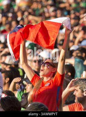 18 juin 2016 - Santa Clara, Californie, États-Unis S - le fan du Chili réagit après que le Chili ait marqué un deuxième but lors de son match de quart de finale contre le Mexique dans le tournoi de football Copa America Centenario 2016 qui a eu lieu au Levis Stadium à Santa Clara, Californie, samedi 18 juin 2016. Le Chili mène 2-0 à la mi-temps. (Crédit image : © Prensa Internacional via ZUMA Wire) Banque D'Images
