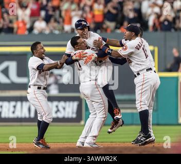18 juin 2016 : les joueurs des Astros de Houston célèbrent avec George Springer (4 ans), le terrain droit des Astros de Houston, après un simple de départ pour remporter le match de baseball de la Ligue majeure entre les Reds de Cincinnati et les Astros de Houston au minute Maid Park à Houston, au Texas. Les Astros ont battu les Reds 5-4 Tim Warner/CSM (crédit image : © Tim Warner/CSM via ZUMA Wire) Banque D'Images