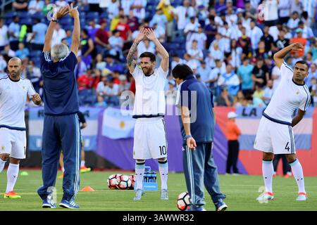 Samedi 18 juin 2016 : L'attaquant argentin Lionel Messi (10 ans) s'étire avant le match de quart de finale de Copa America Centenario entre l'Argentine et le Venezuela qui se tient au stade Gillette à Foxborough, Massachusetts. L'Argentine bat le Venezuela 4-1. Eric Canha/CSM(image crédit : © Eric Canha/CSM via ZUMA Wire) Banque D'Images