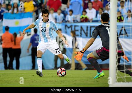 Samedi 18 juin 2016 : L'attaquant argentin Nicolas Gaitan (20 ans) attaque le gardien de but vénézuélien Dani Hernandez (12 ans) lors du match de quart de finale de Copa America Centenario entre l'Argentine et le Venezuela qui s'est tenu au stade Gillette à Foxborough, Massachusetts. L'Argentine bat le Venezuela 4-1. Eric Canha/CSM(image crédit : © Eric Canha/CSM via ZUMA Wire) Banque D'Images