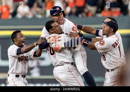 18 juin 2016 : les joueurs des Astros de Houston célèbrent avec George Springer (4 ans), le terrain droit des Astros de Houston, après un simple de départ pour remporter le match de baseball de la Ligue majeure entre les Reds de Cincinnati et les Astros de Houston au minute Maid Park à Houston, au Texas. Les Astros ont battu les Reds 5-4 Tim Warner/CSM (crédit image : © Tim Warner/CSM via ZUMA Wire) Banque D'Images