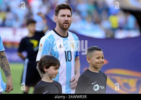 Samedi 18 juin 2016 : L'attaquant argentin Lionel Messi (10 ans) se tient sur le terrain pour les hymnes avant le début du match de quart de finale de Copa America Centenario entre l'Argentine et le Venezuela qui s'est tenu au stade Gillette à Foxborough, Massachusetts. L'Argentine bat le Venezuela 4-1. Eric Canha/CSM(image crédit : © Eric Canha/CSM via ZUMA Wire) Banque D'Images