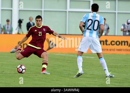 Samedi 18 juin 2016 : le défenseur vénézuélien Alexander Gonzalez (21 ans) passe le ballon devant l'attaquant argentin Nicolas Gaitan (20 ans) lors du match de quart de finale de Copa America Centenario entre l'Argentine et le Venezuela qui s'est tenu au stade Gillette à Foxborough, Massachusetts. L'Argentine bat le Venezuela 4-1. Eric Canha/CSM(image crédit : © Eric Canha/CSM via ZUMA Wire) Banque D'Images