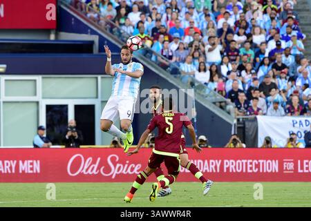 Samedi 18 juin 2016 : L'attaquant argentin Gonzalo Higuain (9 ans) est en tête du ballon lors du match de quart de finale de Copa America Centenario entre l'Argentine et le Venezuela qui s'est tenu au stade Gillette à Foxborough, Massachusetts. L'Argentine bat le Venezuela 4-1. Eric Canha/CSM(image crédit : © Eric Canha/CSM via ZUMA Wire) Banque D'Images