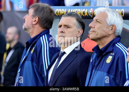 Samedi 18 juin 2016 : l'entraîneur-chef de l'Argentine Gerardo Martino (au centre) représente les hymnes avant le début du match de quart de finale de Copa America Centenario entre l'Argentine et le Venezuela qui s'est tenu au stade Gillette à Foxborough, Massachusetts. L'Argentine bat le Venezuela 4-1. Eric Canha/CSM(image crédit : © Eric Canha/CSM via ZUMA Wire) Banque D'Images