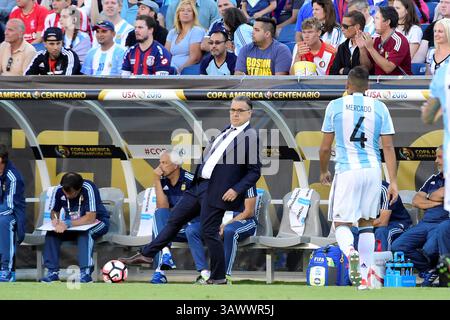 Samedi 18 juin 2016 : L'entraîneur-chef de l'Argentine Gerardo Martino arrête une balle lâche lors du match de quart de finale de Copa America Centenario entre l'Argentine et le Venezuela qui s'est tenu au stade Gillette à Foxborough, Massachusetts. L'Argentine bat le Venezuela 4-1. Eric Canha/CSM(image crédit : © Eric Canha/CSM via ZUMA Wire) Banque D'Images