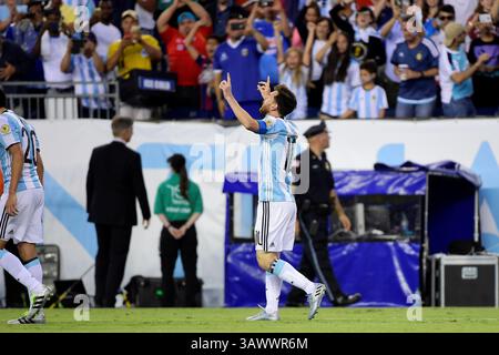 Samedi 18 juin 2016 : L'attaquant argentin Lionel Messi (10 ans) fait des gestes après avoir marqué un but lors du match de quart de finale de Copa America Centenario entre l'Argentine et le Venezuela qui s'est tenu au stade Gillette à Foxborough, Massachusetts. L'Argentine bat le Venezuela 4-1. Eric Canha/CSM(image crédit : © Eric Canha/CSM via ZUMA Wire) Banque D'Images