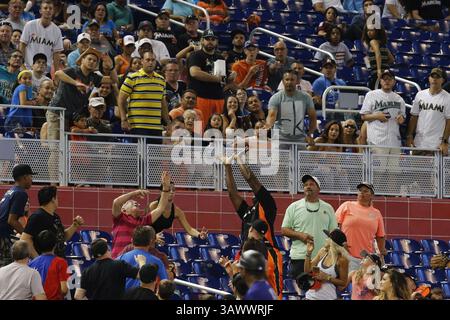 18 juin 2016 - Miami, FL, États-Unis - Un fan tente d'attraper une balle malheureuse dans les gradins alors que les Marlins de Miami accueillent les Colorado Rockies au Marlins Park à Miami le samedi 18 juin 2016. Les Marlins ont gagné, 9-6. (Crédit image : © Logan Riely/TNS via ZUMA Wire) Banque D'Images