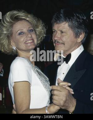 16 mai 1987 - Washington, District de Columbia, U. S - les stars de cinéma Charles Bronson et sa femme Jill Ireland dansent ensemble au dîner de gala de gala de la American cancer Society Ball Benefit à Washington DC. (Crédit image : © Mark Reinstein via ZUMA Wire) Banque D'Images