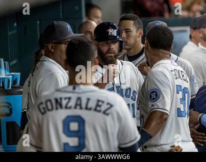 19 juin 2016 : Evan Gattis (11 ans), joueur désigné des Houston Astros, est accueilli par ses coéquipiers dans la dugout après avoir marqué lors de la deuxième manche du match de baseball de la Ligue majeure entre les Reds de Cincinnati et les Astros de Houston le jour de la fête des pères au minute Maid Park à Houston, Texas. Les Astros mènent les Reds 2-0 Tim Warner/CSM (crédit image : © Tim Warner/CSM via ZUMA Wire) Banque D'Images
