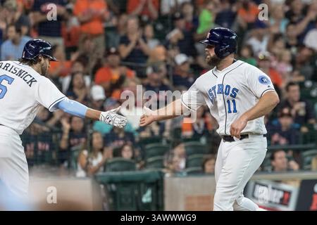19 juin 2016 : le joueur désigné des Houston Astros Evan Gattis (11 ans) est accueilli par le joueur du centre des Houston Astros Jake Marisnick (6 ans) après avoir marqué lors de la deuxième manche du match de baseball de la Ligue majeure entre les Reds de Cincinnati et les Astros de Houston le jour de la fête des pères au minute Maid Park à Houston, Texas. Les Astros mènent les Reds 2-0 Tim Warner/CSM (crédit image : © Tim Warner/CSM via ZUMA Wire) Banque D'Images