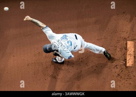 19 juin 2016 : le lanceur Mike fiers (54) des Astros de Houston se réchauffe avant le match de baseball de la Ligue majeure entre les Reds de Cincinnati et les Astros de Houston lors de la fête des pères au minute Maid Park à Houston, Texas Tim Warner/CSM (crédit image : © Tim Warner/CSM via ZUMA Wire) Banque D'Images
