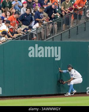 19 juin 2016 : les fans des Houston Astros regardent vers le bas alors que le joueur du centre des Houston Astros Jake Marisnick (6 ans) fait un match contre le mur dans le champ gauche pendant le match de baseball de la Ligue majeure entre les Reds de Cincinnati et les Astros de Houston le jour de la fête des pères au minute Maid Park à Houston, Texas. Les Astros mènent les Reds 4-0 Tim Warner/CSM (crédit image : © Tim Warner/CSM via ZUMA Wire) Banque D'Images