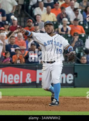 19 juin 2016 : Luis Valbuena (18 ans), troisième joueur des Astros de Houston, se lance en premier lors du match de baseball de la Ligue majeure entre les Reds de Cincinnati et les Astros de Houston lors de la fête des pères au minute Maid Park à Houston, Texas. Les Astros ont battu les Reds 6-0 Tim Warner/CSM (crédit image : © Tim Warner/CSM via ZUMA Wire) Banque D'Images