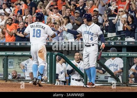 19 juin 2016 : George Springer (4 ans), le joueur de droite des Houston Astros, félicite Luis Valbuena (18 ans), troisième joueur des Houston Astros, après un coup de circuit lors du match de baseball de la Ligue majeure entre les Reds de Cincinnati et les Astros de Houston, lors de la fête des pères au minute Maid Park à Houston, Texas. Les Astros ont battu les Reds 6-0 Tim Warner/CSM (crédit image : © Tim Warner/CSM via ZUMA Wire) Banque D'Images