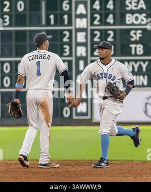 19 juin 2016 : Carlos Correa (1), l'arrêt court des Astros de Houston, accueille Carlos Gomez (30), après le match de baseball de la Ligue majeure entre les Reds de Cincinnati et les Astros de Houston, le jour de la fête des pères au minute Maid Park de Houston, Texas. Les Astros ont battu les Reds 6-0 Tim Warner/CSM (crédit image : © Tim Warner/CSM via ZUMA Wire) Banque D'Images