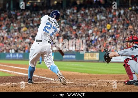 19 juin 2016 : Jose Altuve (27 ans), deuxième joueur des Astros de Houston, entre en contact lors du match de baseball de la Ligue majeure entre les Reds de Cincinnati et les Astros de Houston lors de la fête des pères au minute Maid Park à Houston, Texas. Les Astros mènent les Reds 4-0 Tim Warner/CSM (crédit image : © Tim Warner/CSM via ZUMA Wire) Banque D'Images