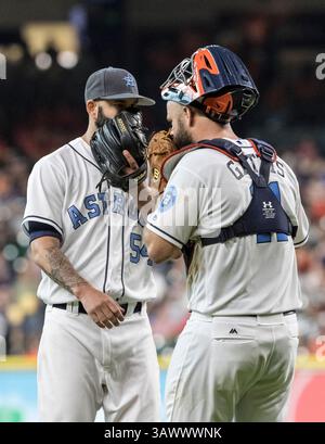 19 juin 2016 : Mike fiers (54), lanceur de départ des Astros de Houston, et Evan Gattis (11), frappeur désigné des Astros de Houston, se rencontrent sur le monticule lors du match de baseball de la Ligue majeure entre les Reds de Cincinnati et les Astros de Houston, le jour de la fête des pères au minute Maid Park de Houston, Texas. Les Astros mènent les Reds 4-0 Tim Warner/CSM (crédit image : © Tim Warner/CSM via ZUMA Wire) Banque D'Images